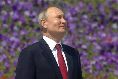 Путин расчувствовался на церемонии поднятия флага России