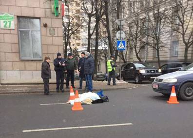 Сегодня утром на улице Кижеватова под машину попала 16-летняя девушка