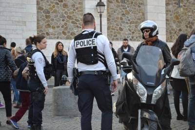 В Париже полицейские перекрыли Елисейские Поля - СМИ