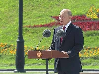 С Днем России поздравил россиян Путин
