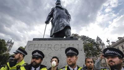 Джонсон выступил в защиту памятника Черчиллю и других монументов