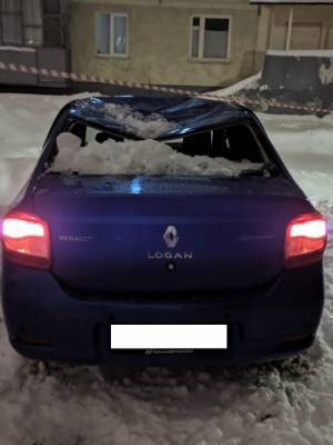 В Уфе пять машин повреждены обрушившимся снегом