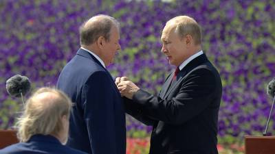 Путин в День России вручил награды лучшим людям страны