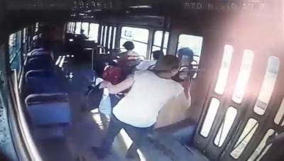 Держитесь за поручни: пассажирка трамвая получила серьезную травму спины. Видео