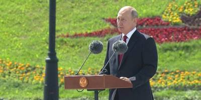 Путин принял участие в церемонии поднятия флага России на Поклонной горе