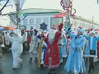 Почти тысячной колонной Деды Морозы и Снегурочки прошлись по столице