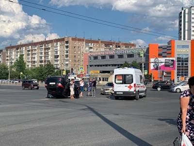 В Челябинске на перекрестке столкнулись два авто: одно из них перевернулось на крышу