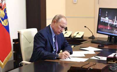 В Кремле объяснили, почему Путин работает без выходных