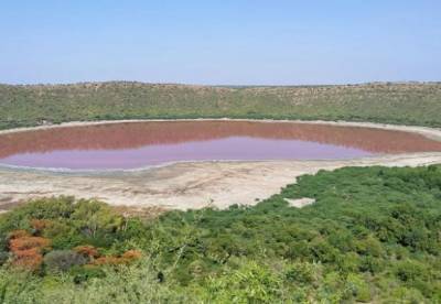 Древнее озеро Лонар в Индии вдруг стало розовым