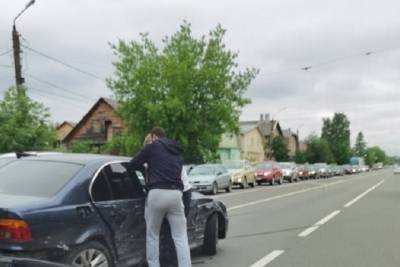 В Твери столкнулись российский фургон и немецкая иномарка