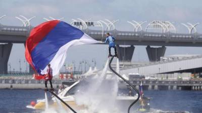 Флайбордисты подняли российский флаг над Невой