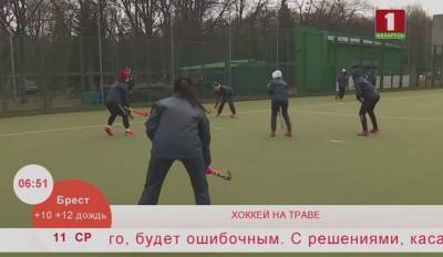 Тренировки по индор-хоккею проходят на траве в парке Горького