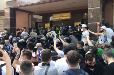 Сторонники Стерненко под судом бросали петарды и толкались с полицией (видео)