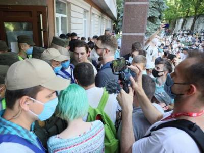 В Киеве произошли столкновения под судом, где избирают меру пресечения Стерненко