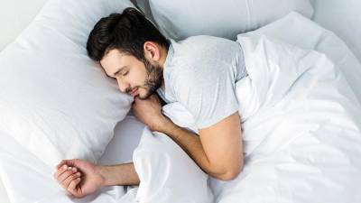 Сомнолог раскрыл секреты здорового сна и легкого пробуждения