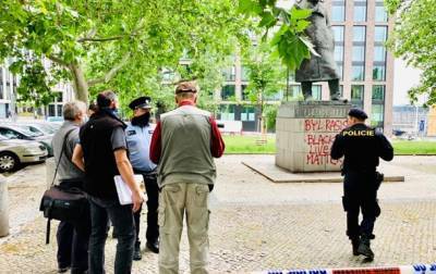 В центре Праги неизвестные обрисовали постамент памятника Черчиллю