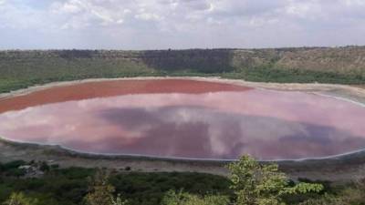 В Индии метеоритное озеро-кратер изменило цвет за ночь: удивительные фото