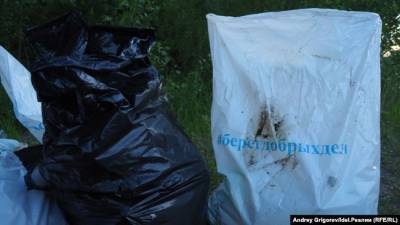 В России участники проправительственного движения собрали мусор, сфотографировались и бросили его на берегу реки