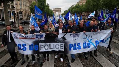 В Париже полицейские устроили протесты против обвинений в расизме
