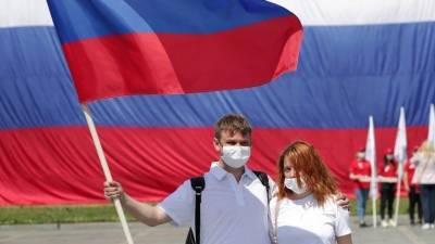 В Петербурге впервые подняли флаг России над акваторией Невы — видео