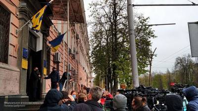 Радикалы с подожженными файерами устроили беспорядки у здания суда в Киеве