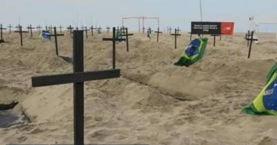 Активисты вырыли сто символических могил на пляже Рио-де-Жанейро