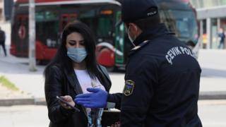 Азербайджанцам снова запрещают выходить из дома. В прошлый раз в полицейских кидались мусором