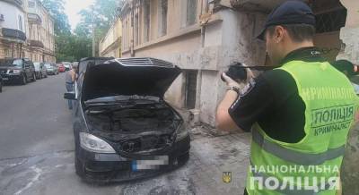 Подозреваемых в поджоге Mercedes известного адвоката в Одессе задержали (видео)