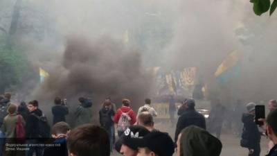 Радикалы устроили беспорядки у здания суда в Киеве