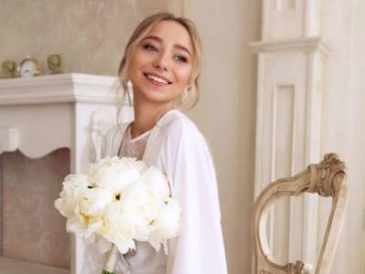 «Фаны очарованы»: молодая жена Виктора Павлика снялась в одном свадебном халатике