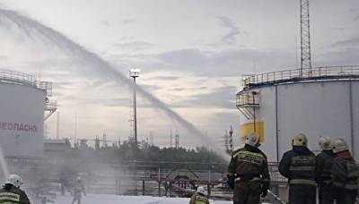 В Нижневартовске на предприятии «Роснефти» загорелся нефтяной резервуар. Двое пострадали