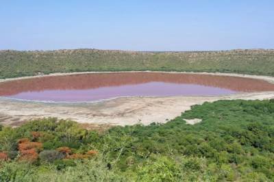 Видео дня: В Индии вода в озере, которому 50 тыс. лет, внезапно стала розовой