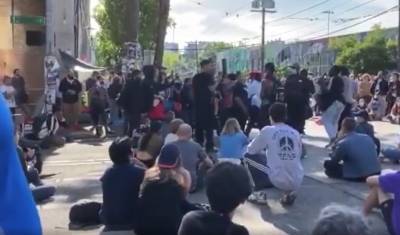 Протестующие провозгласили автономию в одном из районов Сиэтла, не пропуская полицию