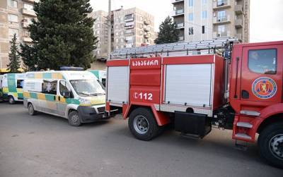 Десятки спасателей пытаются ликвидировать пожар в жилых домах в Тбилиси