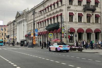 Разноцветный BMW припарковался на месте Боярского на Невском проспекте
