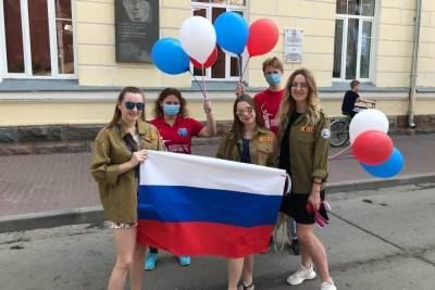В Смоленске волонтеры в День России дарили горожанам символические подарки