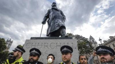Премьер Британии Джонсон вступился за памятник Черчиллю, которого призывают снести протестующие