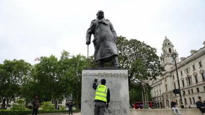 Борис Джонсон выступил против сноса памятника Черчиллю