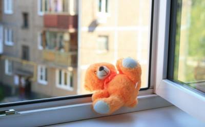 В Екатеринбурге из окна выпал двухлетний ребенок