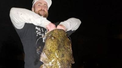 В США рыбак выловил гигантского сома, который размером с человека (фото)