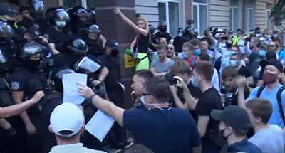 Дело Стерненко: под зданием суда произошли столкновения между правоохранителями и активистами