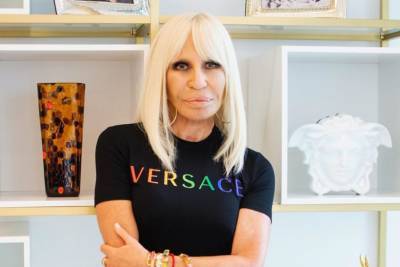 Versace выпустил капсульную коллекцию в поддержку ЛГБТ