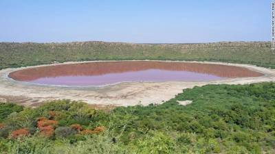 Вода в древнем индийском озере внезапно приобрела розовый цвет