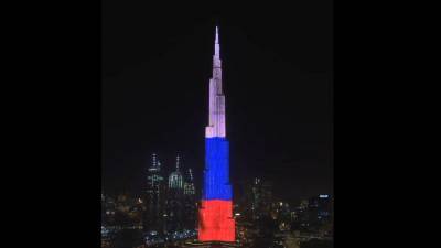 Самый высокий небоскреб в мире окрасился в цвета флага РФ по случаю Дня России