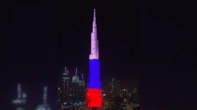 Самый высокий небоскреб в мире окрасили в цвета флага России