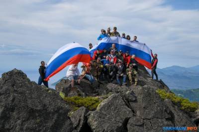 Мэр Южно-Курильска впервые поднялся на вулкан Менделеева
