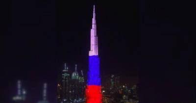 Бурдж-Халифа в ОАЭ окрасили в цвета триколора в честь Дня России