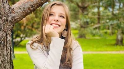 «Девушка в очечах»: Лиза Арзамасова призналась подписчикам в близорукости