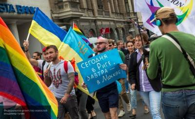 "Трамп, убери флаг ЛГБТ": латвийцы вышли с пикетом к посольству США в Риге