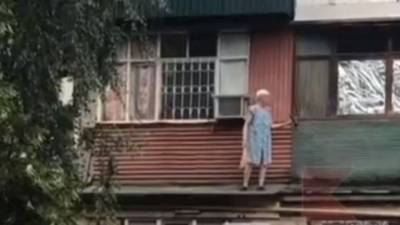 Не для слабонервных: бабушка устроила экстремальную уборку на балконе — видео